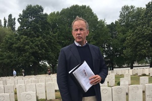 Chairman visits grave of Major Tubb VC 7/AIF